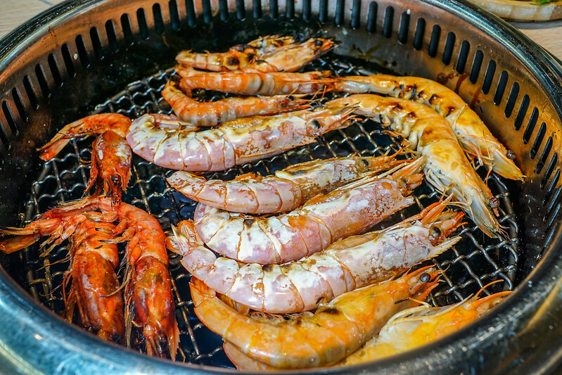 桃園燒肉吃到飽！燒肉道超酷軌道送肉，海鮮火鍋也超讚，聚餐首選。