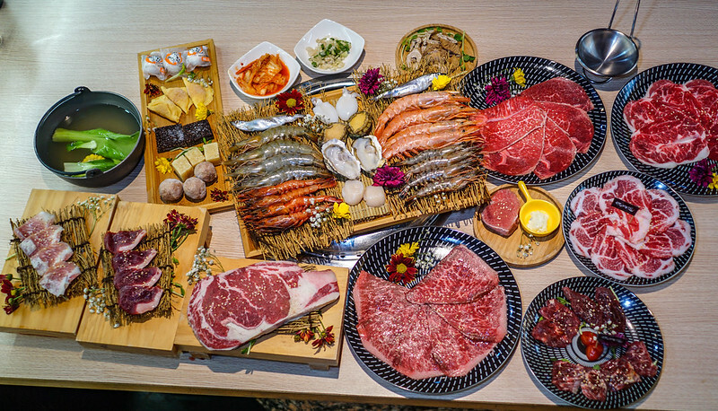 桃園燒肉吃到飽！燒肉道超酷軌道送肉，海鮮火鍋也超讚，聚餐首選。