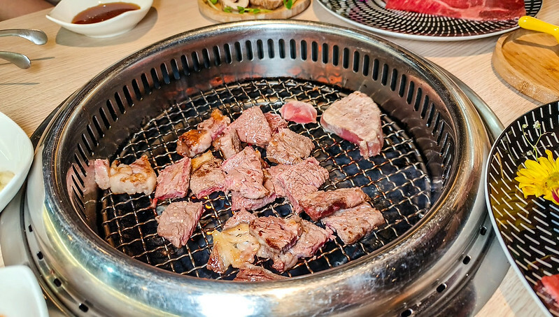 桃園燒肉吃到飽！燒肉道超酷軌道送肉，海鮮火鍋也超讚，聚餐首選。