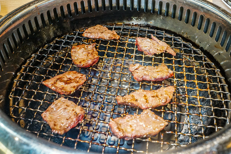 桃園燒肉吃到飽！燒肉道超酷軌道送肉，海鮮火鍋也超讚，聚餐首選。