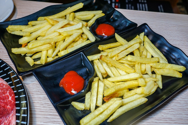 桃園燒肉吃到飽！燒肉道超酷軌道送肉，海鮮火鍋也超讚，聚餐首選。