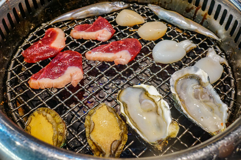 桃園燒肉吃到飽！燒肉道超酷軌道送肉，海鮮火鍋也超讚，聚餐首選。
