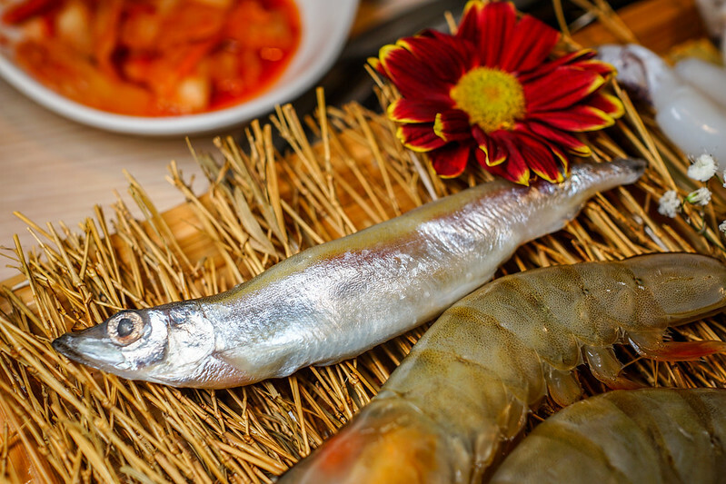 桃園燒肉吃到飽！燒肉道超酷軌道送肉，海鮮火鍋也超讚，聚餐首選。
