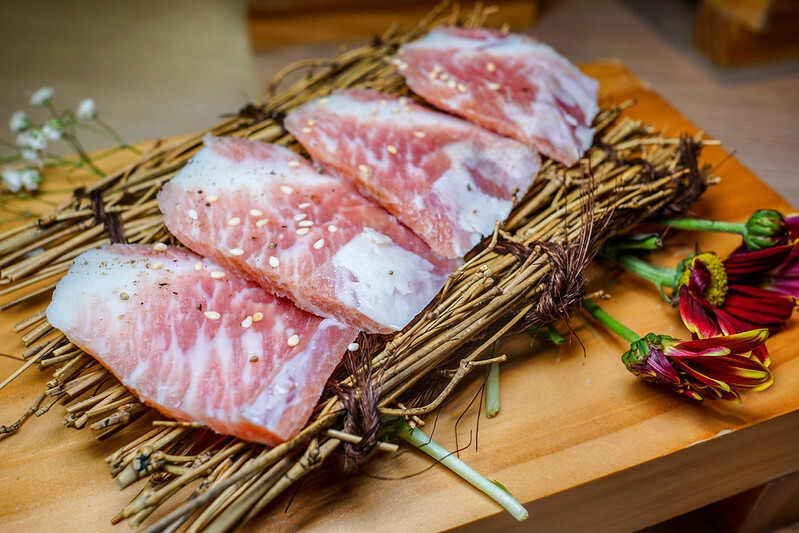 桃園燒肉吃到飽！燒肉道超酷軌道送肉，海鮮火鍋也超讚，聚餐首選。