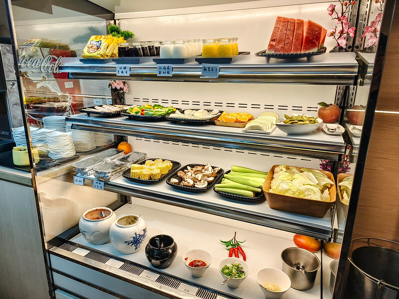 桃園燒肉吃到飽！燒肉道超酷軌道送肉，海鮮火鍋也超讚，聚餐首選。