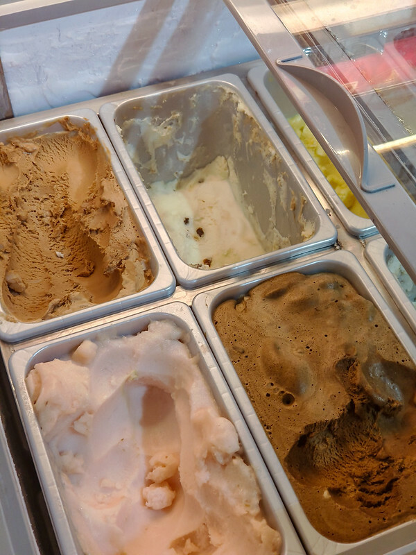 桃園燒肉吃到飽！燒肉道超酷軌道送肉，海鮮火鍋也超讚，聚餐首選。