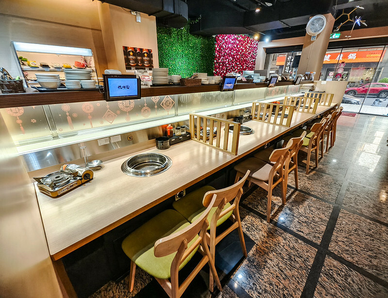 桃園燒肉吃到飽！燒肉道超酷軌道送肉，海鮮火鍋也超讚，聚餐首選。