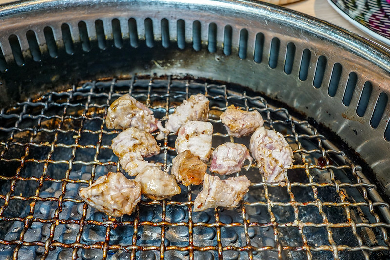 桃園燒肉吃到飽！燒肉道超酷軌道送肉，海鮮火鍋也超讚，聚餐首選。
