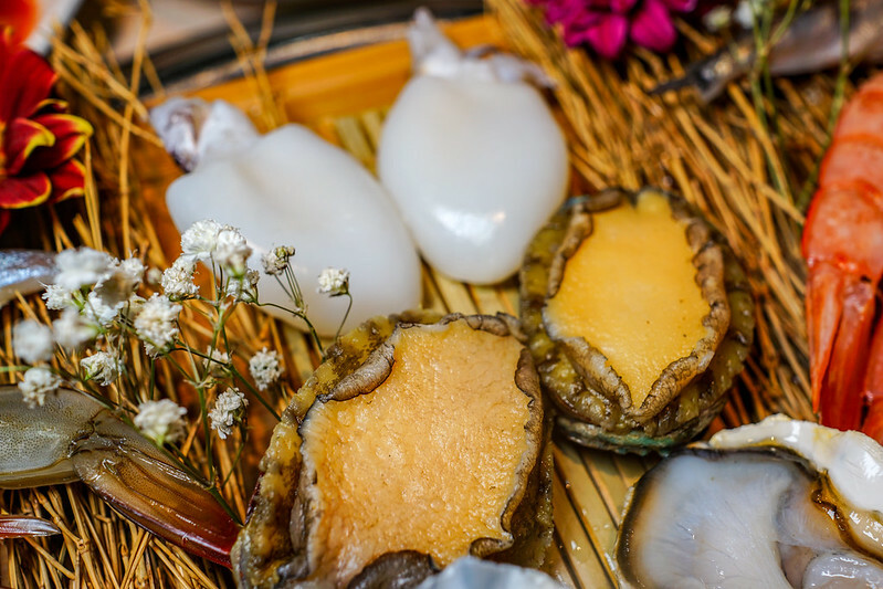 桃園燒肉吃到飽！燒肉道超酷軌道送肉，海鮮火鍋也超讚，聚餐首選。