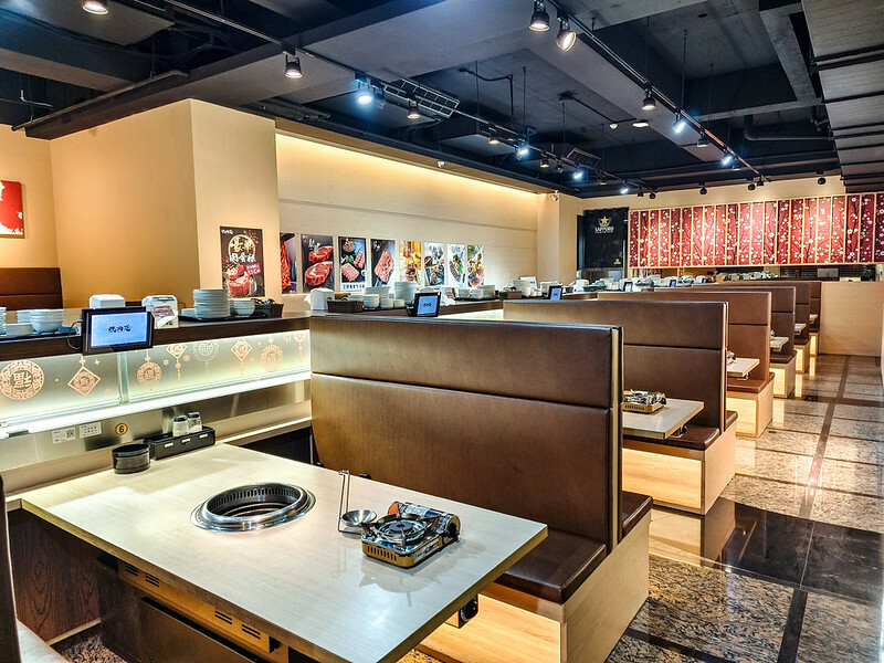 桃園燒肉吃到飽！燒肉道超酷軌道送肉，海鮮火鍋也超讚，聚餐首選。