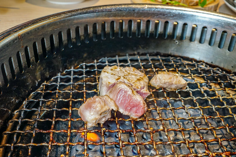 桃園燒肉吃到飽！燒肉道超酷軌道送肉，海鮮火鍋也超讚，聚餐首選。