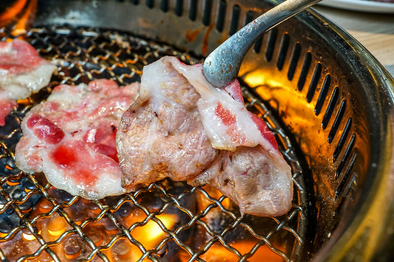 桃園燒肉吃到飽！燒肉道超酷軌道送肉，海鮮火鍋也超讚，聚餐首選。