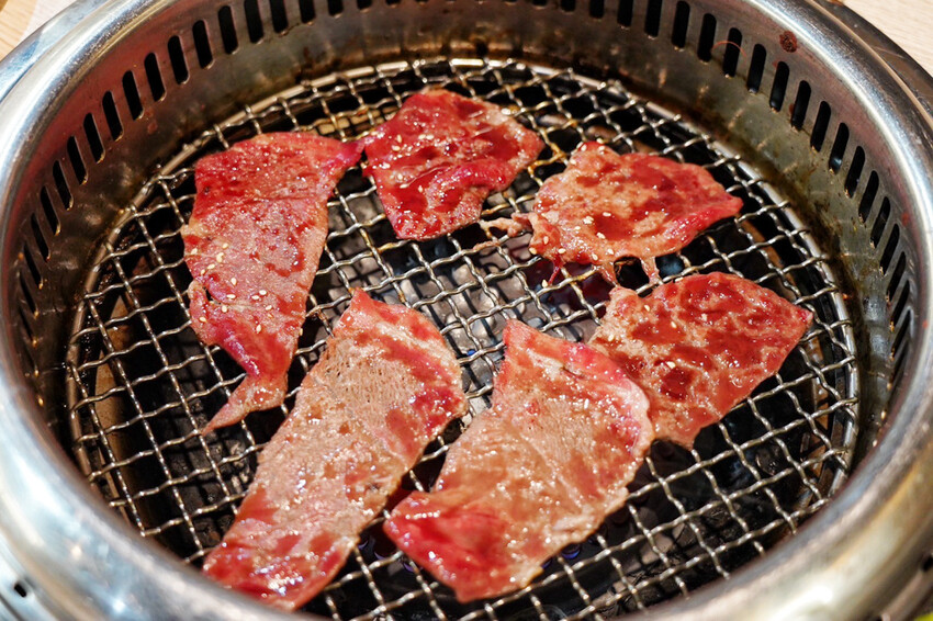 燒肉道|軌道燒肉火烤兩吃!120分鐘吃到飽!589元可吃30種以上,近台茂購物中心 @艾瑪 吃喝玩樂札記