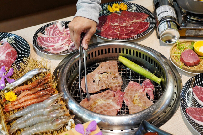 燒肉道|軌道燒肉火烤兩吃!120分鐘吃到飽!589元可吃30種以上,近台茂購物中心 @艾瑪 吃喝玩樂札記