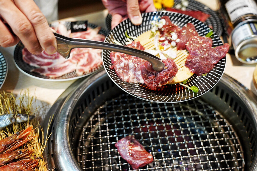 燒肉道|軌道燒肉火烤兩吃!120分鐘吃到飽!589元可吃30種以上,近台茂購物中心 @艾瑪 吃喝玩樂札記