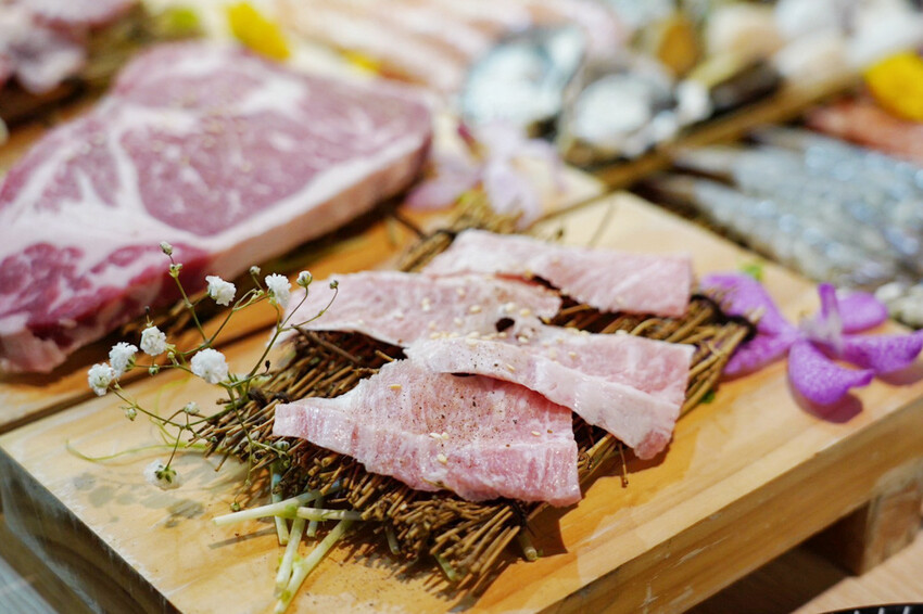 燒肉道|軌道燒肉火烤兩吃!120分鐘吃到飽!589元可吃30種以上,近台茂購物中心 @艾瑪 吃喝玩樂札記