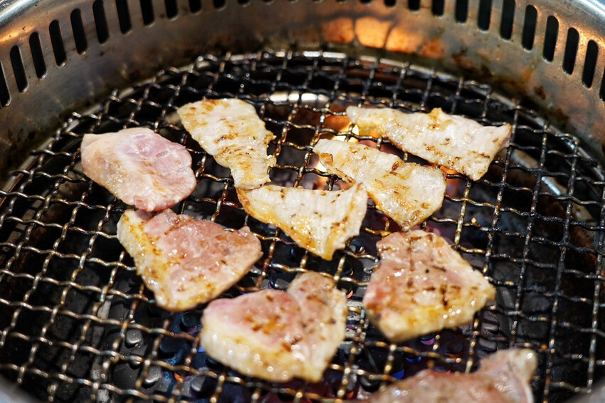 燒肉道|軌道燒肉火烤兩吃!120分鐘吃到飽!589元可吃30種以上,近台茂購物中心 @艾瑪 吃喝玩樂札記