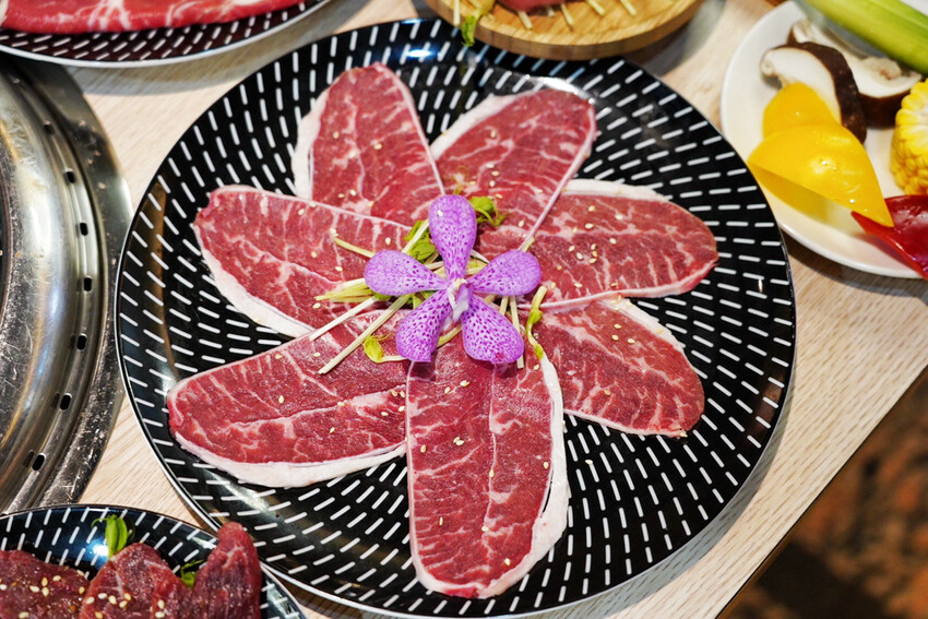 燒肉道|軌道燒肉火烤兩吃!120分鐘吃到飽!589元可吃30種以上,近台茂購物中心 @艾瑪 吃喝玩樂札記