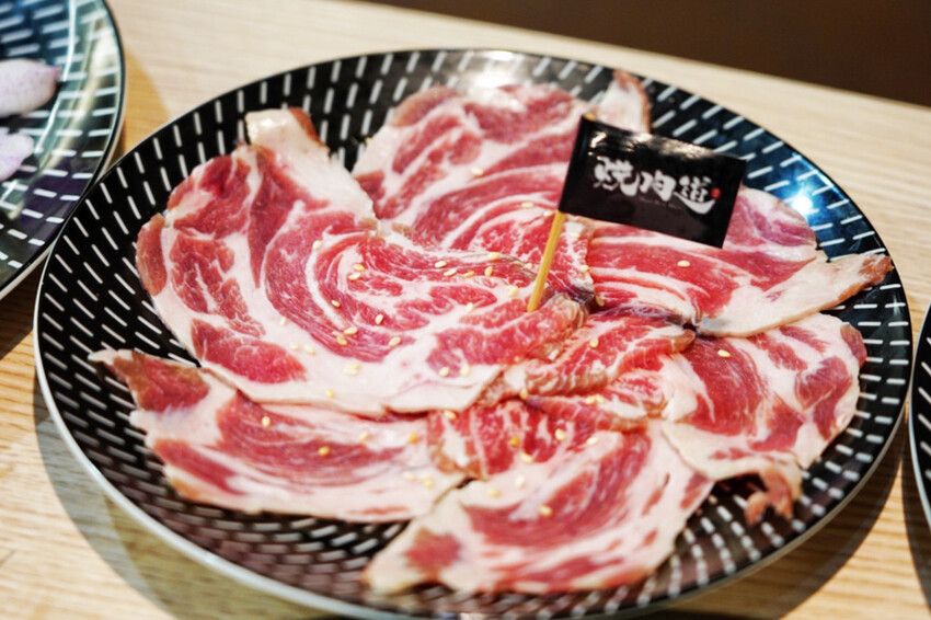 燒肉道|軌道燒肉火烤兩吃!120分鐘吃到飽!589元可吃30種以上,近台茂購物中心 @艾瑪 吃喝玩樂札記