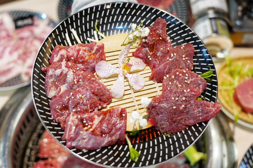 燒肉道|軌道燒肉火烤兩吃!120分鐘吃到飽!589元可吃30種以上,近台茂購物中心 @艾瑪 吃喝玩樂札記