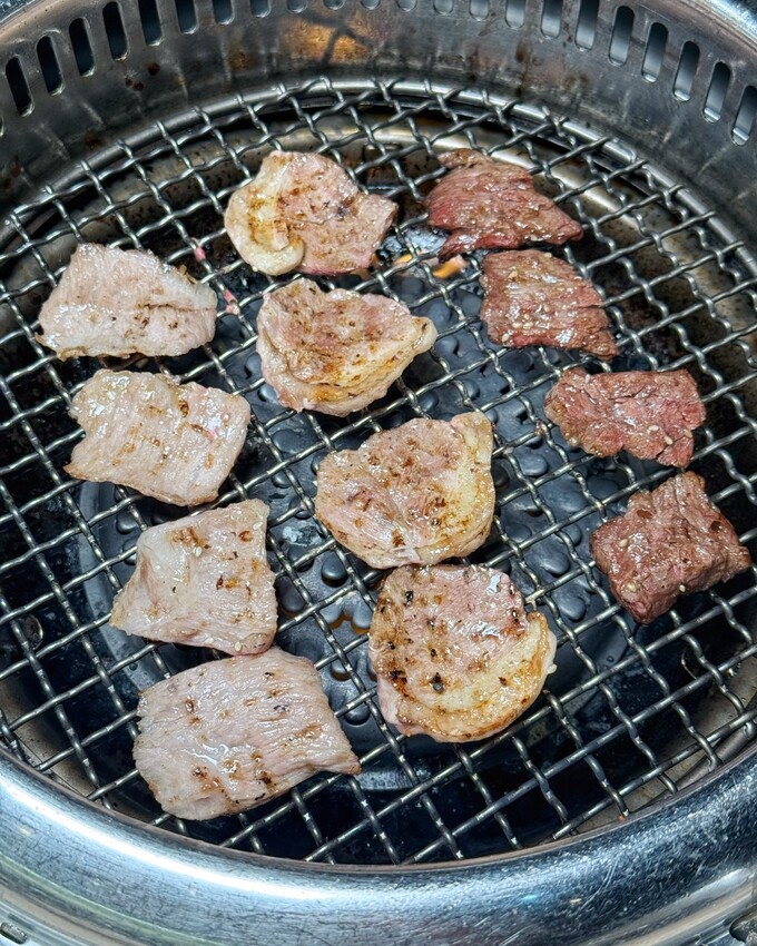 【燒肉道】全台第一間軌道送餐燒肉吃到飽,還有熱呼呼的火鍋可以享用,火烤兩吃一次滿足!直上最高價位,就享高達70種食材無限供應! - 阿華田的美食日記