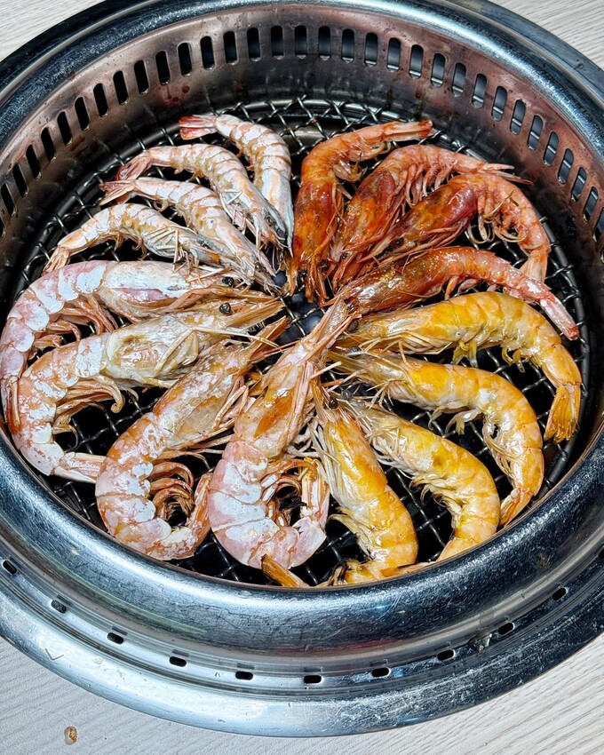 【燒肉道】全台第一間軌道送餐燒肉吃到飽,還有熱呼呼的火鍋可以享用,火烤兩吃一次滿足!直上最高價位,就享高達70種食材無限供應! - 阿華田的美食日記