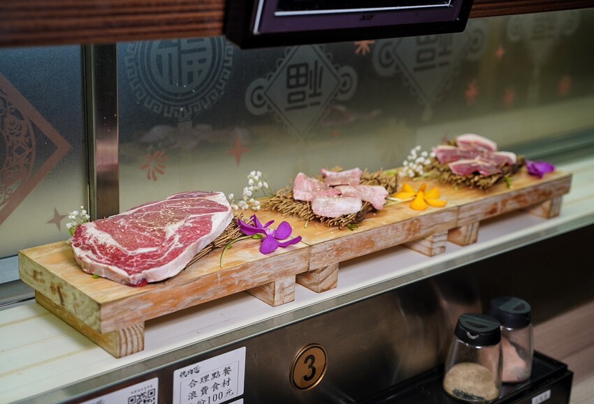 【燒肉道】全台第一間軌道送餐燒肉吃到飽,還有熱呼呼的火鍋可以享用,火烤兩吃一次滿足!直上最高價位,就享高達70種食材無限供應! - 阿華田的美食日記