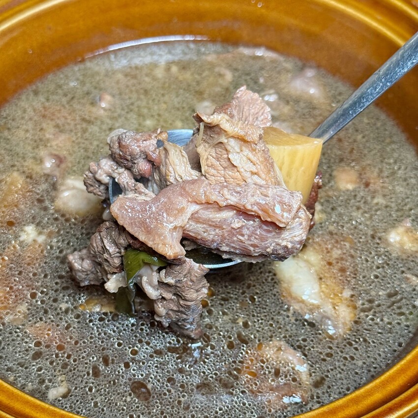 【燒肉道】全台第一間軌道送餐燒肉吃到飽,還有熱呼呼的火鍋可以享用,火烤兩吃一次滿足!直上最高價位,就享高達70種食材無限供應! - 阿華田的美食日記