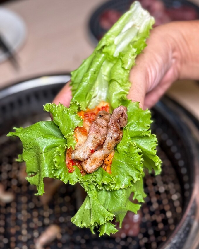 【燒肉道】全台第一間軌道送餐燒肉吃到飽,還有熱呼呼的火鍋可以享用,火烤兩吃一次滿足!直上最高價位,就享高達70種食材無限供應! - 阿華田的美食日記