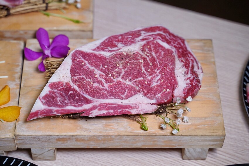 【燒肉道】全台第一間軌道送餐燒肉吃到飽,還有熱呼呼的火鍋可以享用,火烤兩吃一次滿足!直上最高價位,就享高達70種食材無限供應! - 阿華田的美食日記