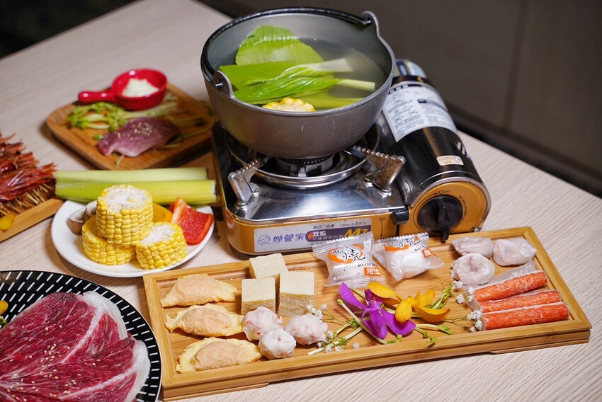 【燒肉道】全台第一間軌道送餐燒肉吃到飽,還有熱呼呼的火鍋可以享用,火烤兩吃一次滿足!直上最高價位,就享高達70種食材無限供應! - 阿華田的美食日記