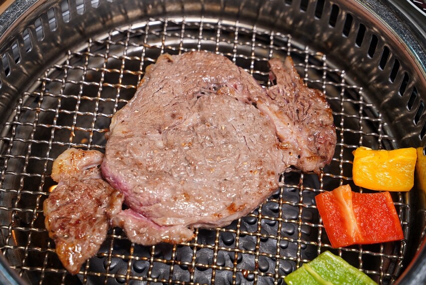 【燒肉道】全台第一間軌道送餐燒肉吃到飽,還有熱呼呼的火鍋可以享用,火烤兩吃一次滿足!直上最高價位,就享高達70種食材無限供應! - 阿華田的美食日記