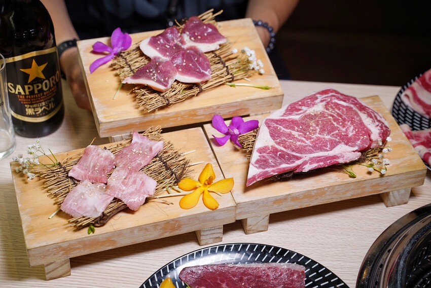 【燒肉道】全台第一間軌道送餐燒肉吃到飽,還有熱呼呼的火鍋可以享用,火烤兩吃一次滿足!直上最高價位,就享高達70種食材無限供應! - 阿華田的美食日記