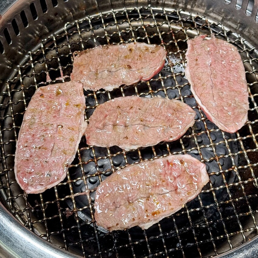 【燒肉道】全台第一間軌道送餐燒肉吃到飽,還有熱呼呼的火鍋可以享用,火烤兩吃一次滿足!直上最高價位,就享高達70種食材無限供應! - 阿華田的美食日記