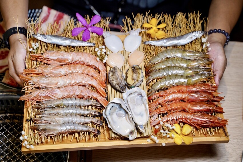 【燒肉道】全台第一間軌道送餐燒肉吃到飽,還有熱呼呼的火鍋可以享用,火烤兩吃一次滿足!直上最高價位,就享高達70種食材無限供應! - 阿華田的美食日記