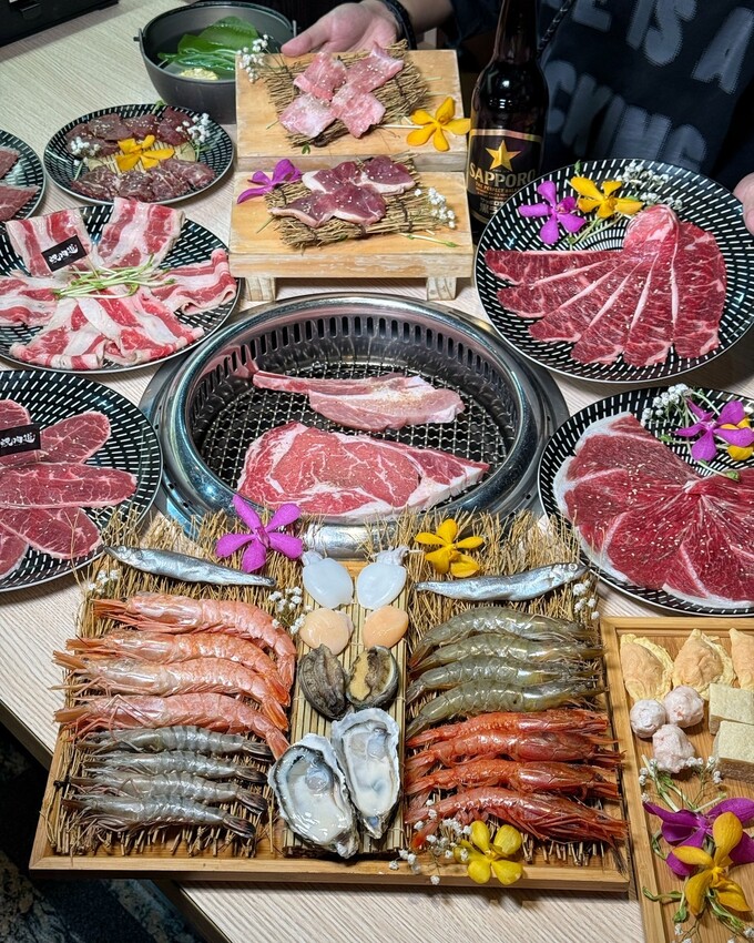 【燒肉道】全台第一間軌道送餐燒肉吃到飽,還有熱呼呼的火鍋可以享用,火烤兩吃一次滿足!直上最高價位,就享高達70種食材無限供應! - 阿華田的美食日記