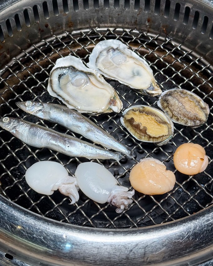 【燒肉道】全台第一間軌道送餐燒肉吃到飽,還有熱呼呼的火鍋可以享用,火烤兩吃一次滿足!直上最高價位,就享高達70種食材無限供應! - 阿華田的美食日記