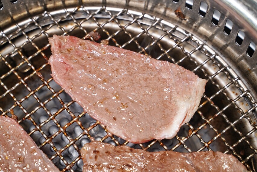 【燒肉道】全台第一間軌道送餐燒肉吃到飽,還有熱呼呼的火鍋可以享用,火烤兩吃一次滿足!直上最高價位,就享高達70種食材無限供應! - 阿華田的美食日記