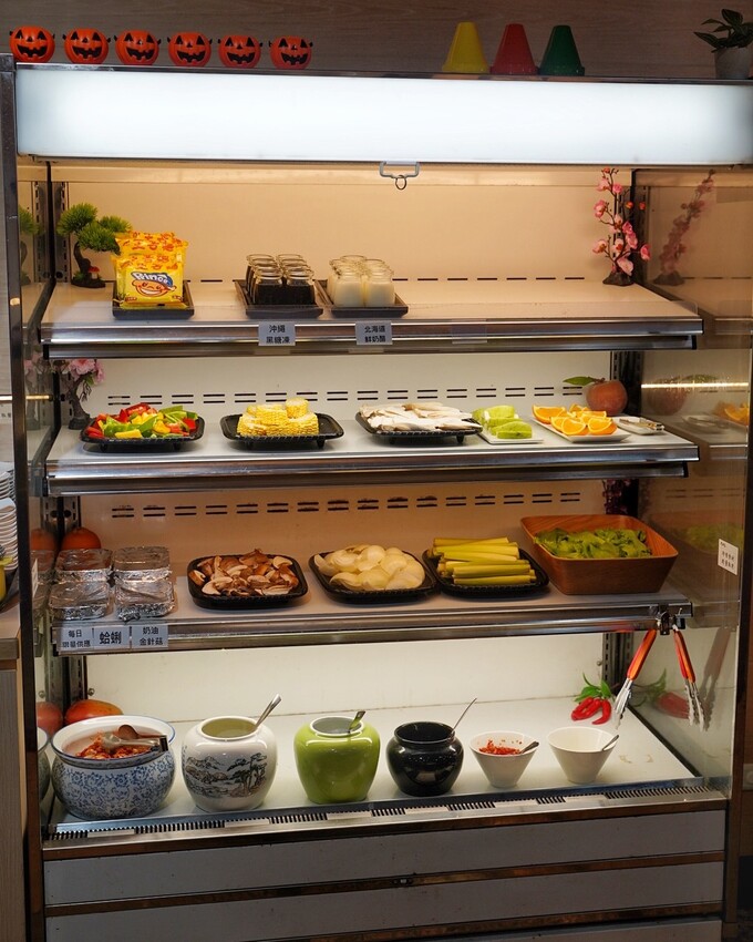 【燒肉道】全台第一間軌道送餐燒肉吃到飽,還有熱呼呼的火鍋可以享用,火烤兩吃一次滿足!直上最高價位,就享高達70種食材無限供應! - 阿華田的美食日記