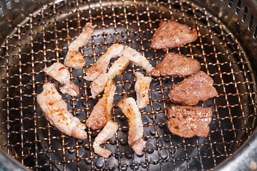 【燒肉道】全台第一間軌道送餐燒肉吃到飽,還有熱呼呼的火鍋可以享用,火烤兩吃一次滿足!直上最高價位,就享高達70種食材無限供應! - 阿華田的美食日記