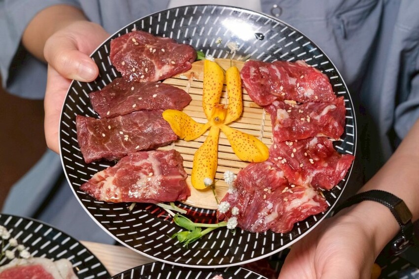 燒肉道｜全台第一家軌道火烤吃到飽，多達百款頂級海陸食材任你吃! - 肉依小姐吃什麼