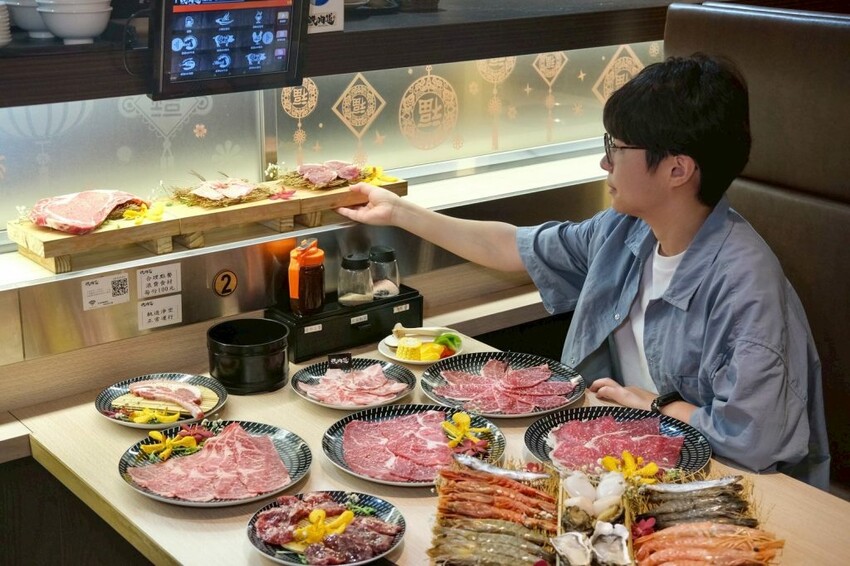 燒肉道｜全台第一家軌道火烤吃到飽，多達百款頂級海陸食材任你吃! - 肉依小姐吃什麼