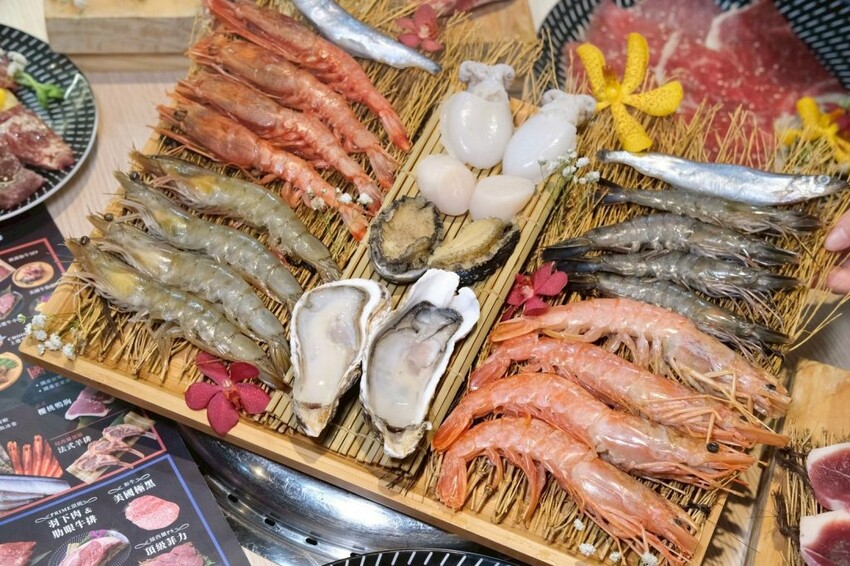 燒肉道｜全台第一家軌道火烤吃到飽，多達百款頂級海陸食材任你吃! - 肉依小姐吃什麼