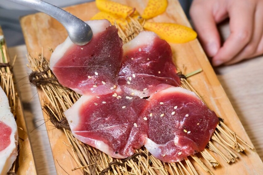 燒肉道｜全台第一家軌道火烤吃到飽，多達百款頂級海陸食材任你吃! - 肉依小姐吃什麼