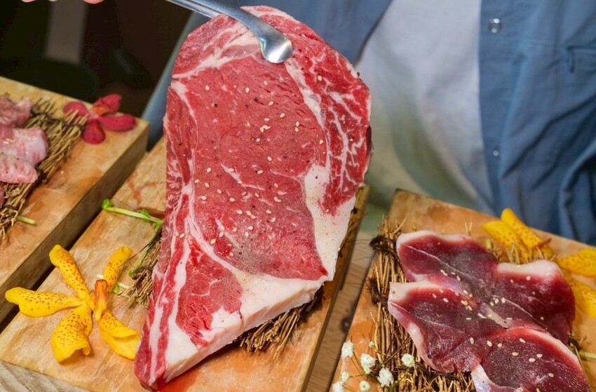 燒肉道｜全台第一家軌道火烤吃到飽，多達百款頂級海陸食材任你吃! - 肉依小姐吃什麼