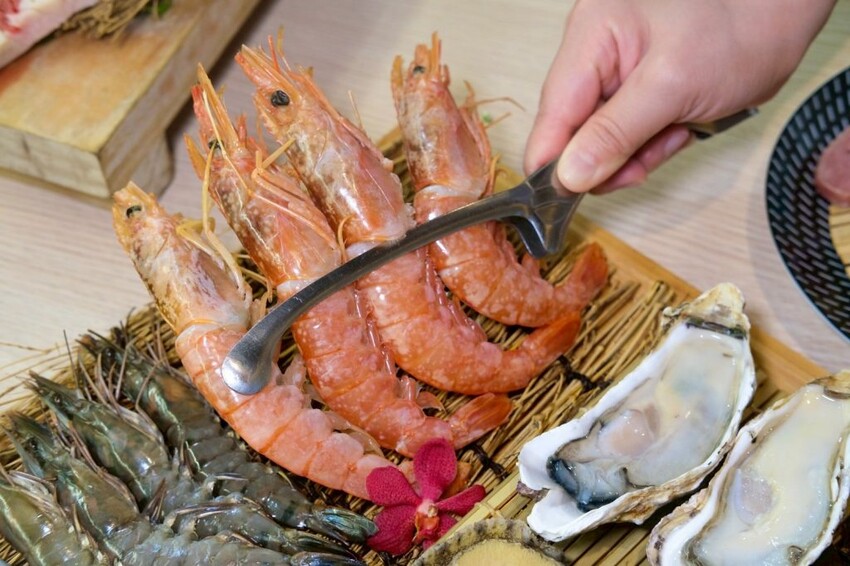燒肉道｜全台第一家軌道火烤吃到飽，多達百款頂級海陸食材任你吃! - 肉依小姐吃什麼
