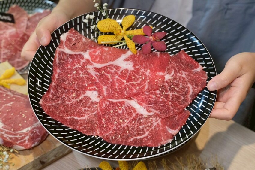 燒肉道｜全台第一家軌道火烤吃到飽，多達百款頂級海陸食材任你吃! - 肉依小姐吃什麼