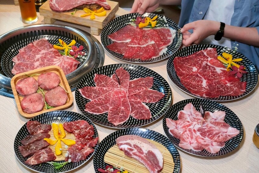 燒肉道｜全台第一家軌道火烤吃到飽，多達百款頂級海陸食材任你吃! - 肉依小姐吃什麼