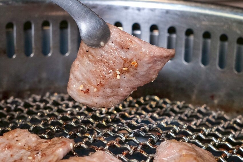 燒肉道｜全台第一家軌道火烤吃到飽，多達百款頂級海陸食材任你吃! - 肉依小姐吃什麼