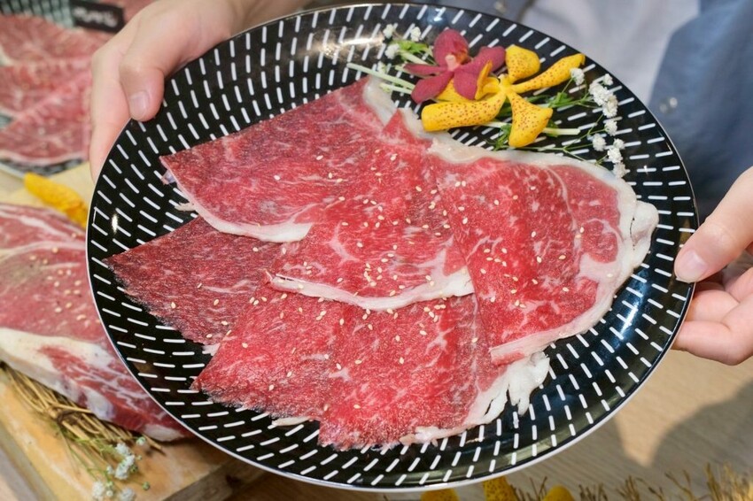 燒肉道｜全台第一家軌道火烤吃到飽，多達百款頂級海陸食材任你吃! - 肉依小姐吃什麼